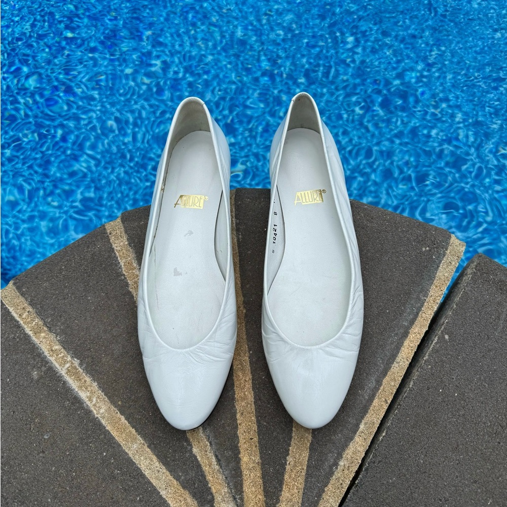 Allure Women’s Flats White Size 8